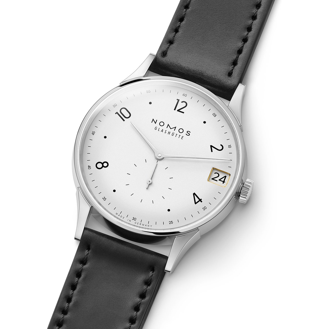 Nomos Glashütte Herrenuhr mit Edelstahlgehäuse und weißem Zifferblatt.