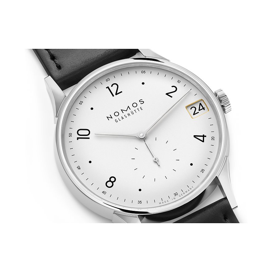 Nomos Glashütte Herrenuhr mit Edelstahlgehäuse, weißem Zifferblatt und Datum.