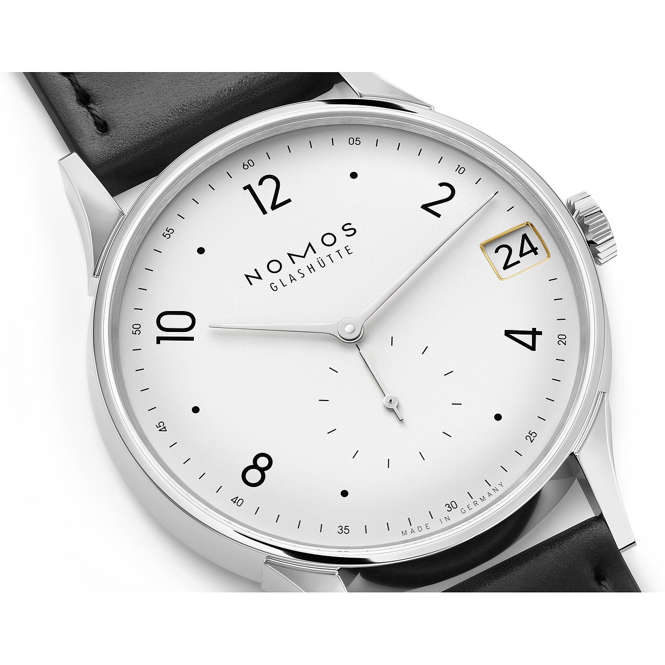 Nomos Glashütte Herrenuhr mit Edelstahlgehäuse, weißem Zifferblatt und Datum.