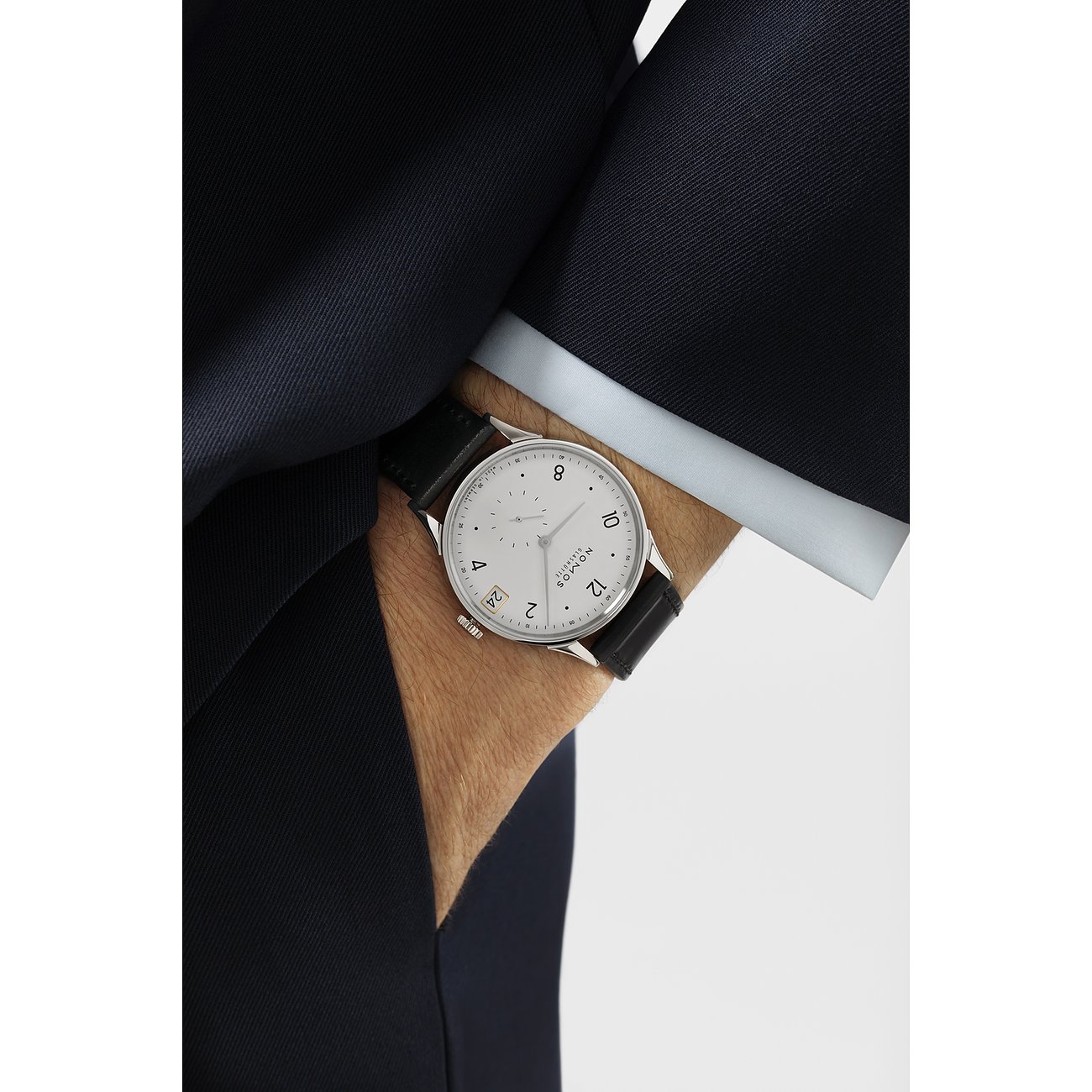 Nomos Glashütte Herrenuhr mit Edelstahlgehäuse, weißem Zifferblatt und Datum.