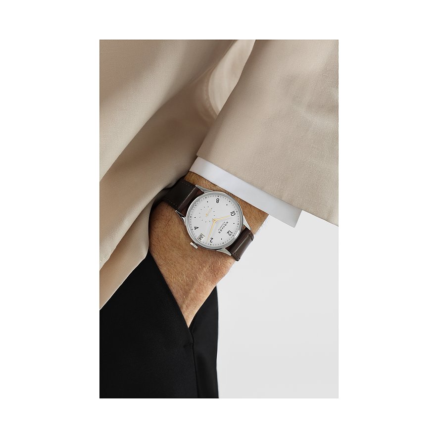 Nomos Glashütte Herrenuhr mit Edelstahlgehäuse, weißem Zifferblatt und Datum.