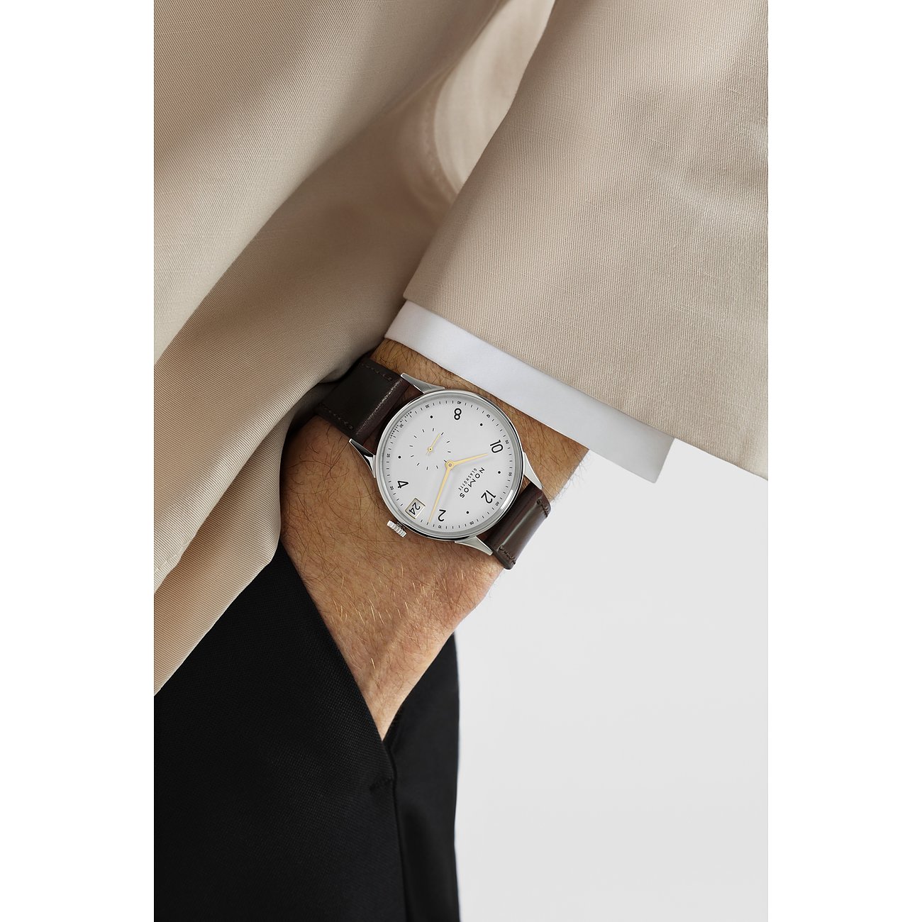 Nomos Glashütte Herrenuhr mit Edelstahlgehäuse, weißem Zifferblatt und Datum.