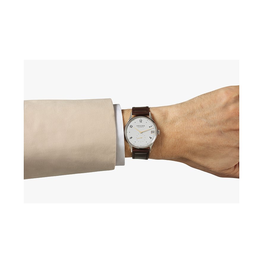Nomos Glashütte Herrenuhr mit Edelstahlgehäuse und weißem Zifferblatt.