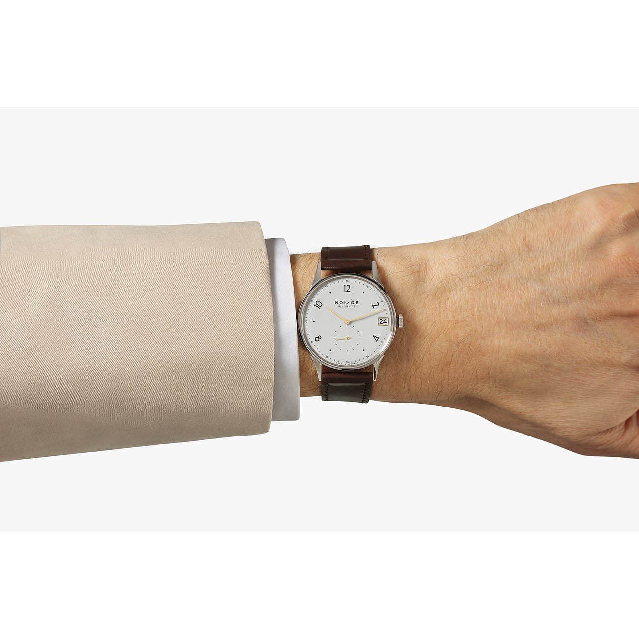 Nomos Glashütte Herrenuhr mit Edelstahlgehäuse und weißem Zifferblatt.