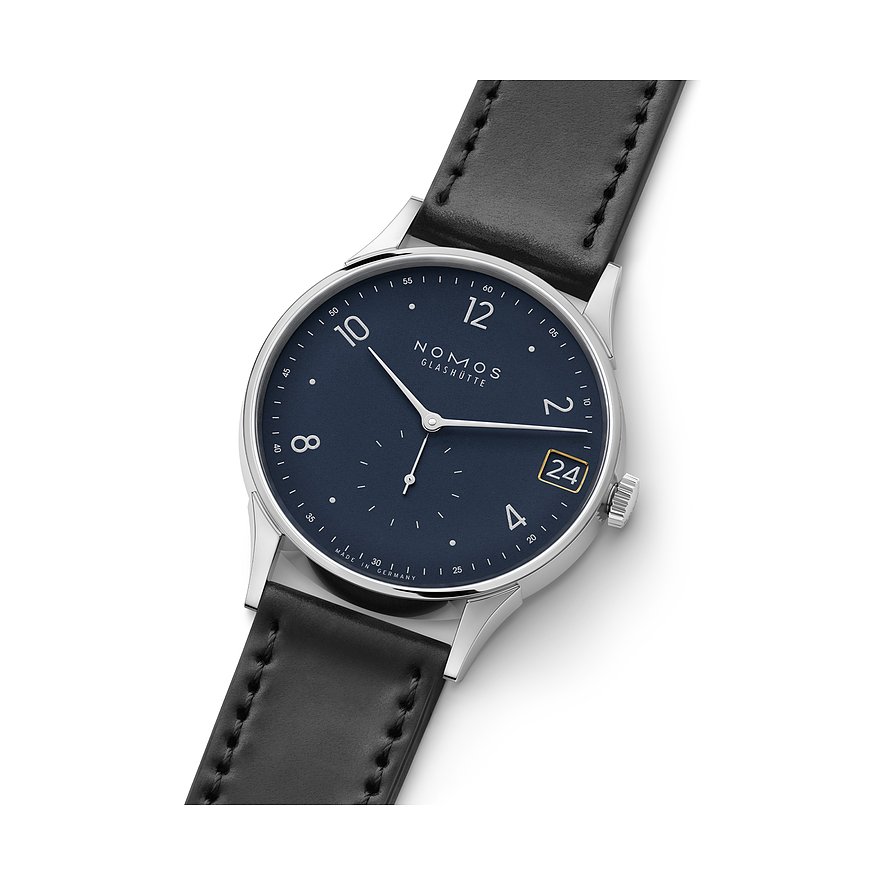 Nomos Glashütte Herrenuhr mit Edelstahlgehäuse, blauem Zifferblatt und Datum.