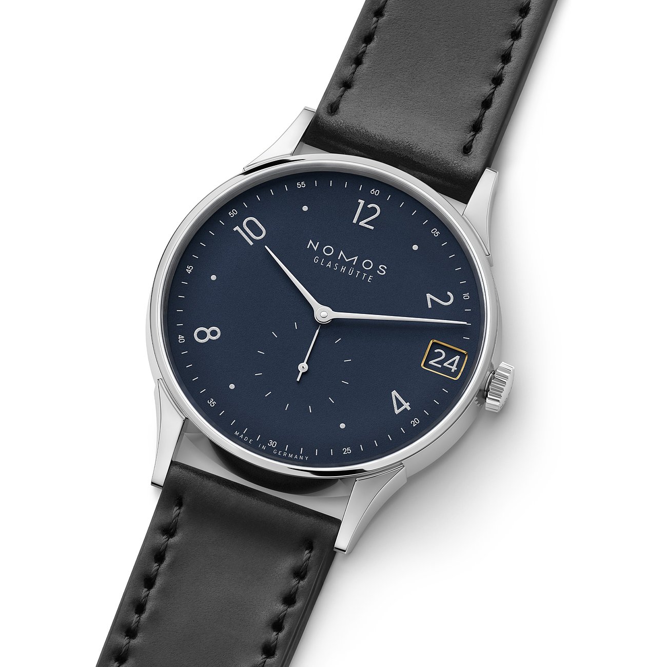 Nomos Glashütte Herrenuhr mit Edelstahlgehäuse, blauem Zifferblatt und Datum.