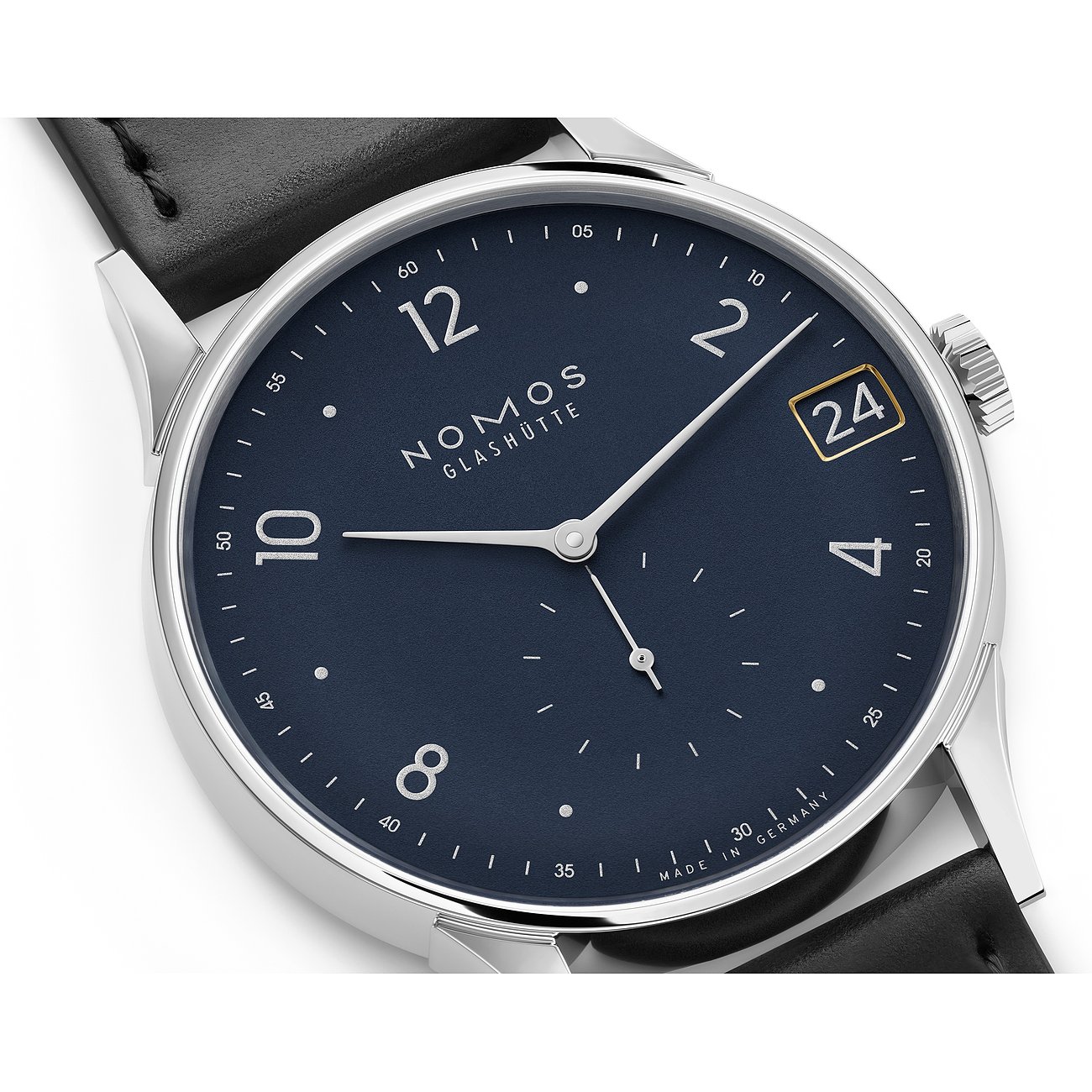 Nomos Glashütte Herrenuhr mit Edelstahlgehäuse, blauem Zifferblatt und Datum.