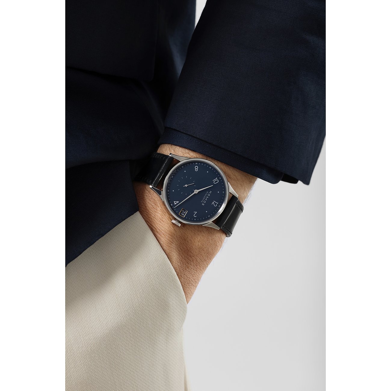 Nomos Glashütte Herrenuhr mit Edelstahlgehäuse, blauem Zifferblatt und Datum.