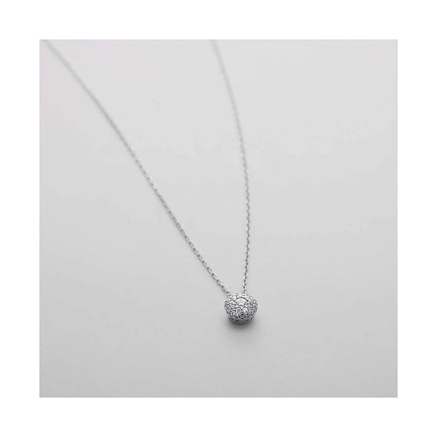 CHRIST Halskette aus 585er Weißgold mit funkelndem Diamant-Anhänger, kugelförmig und nah aufgenommen.
