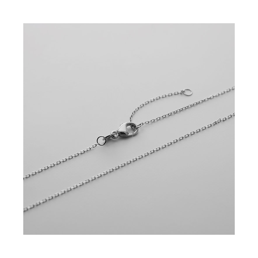 Detailaufnahme des Verschlusses einer CHRIST Weißgoldkette mit Karabinerhaken und Verlängerungskette.