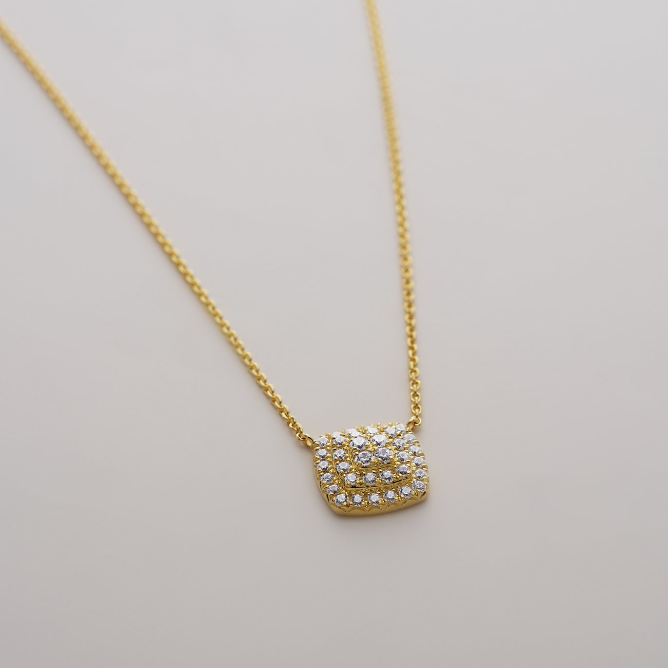 CHRIST Halsschmuck aus Gelbgold mit einem quadratischen Anhänger, besetzt mit vielen funkelnden Diamanten.