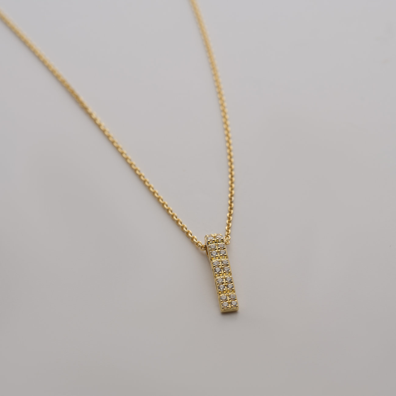 CHRIST halsband i 585 gult guld med ett delikat stavformat hängsmycke, prytt med gnistrande diamanter.