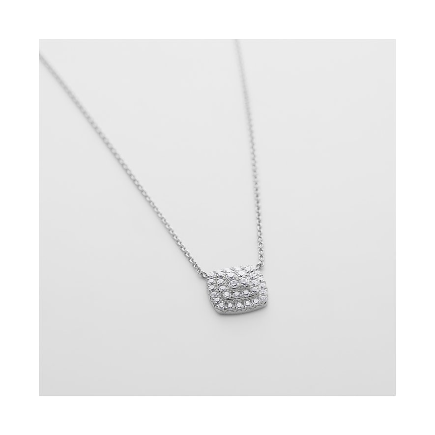 Nahaufnahme einer CHRIST Halskette aus 585er Weißgold mit einem dezenten quadratischen Diamant-Anhänger.