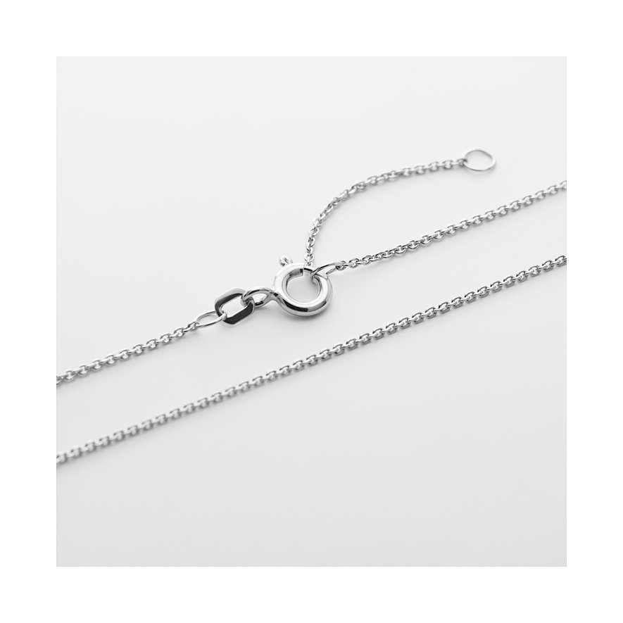 Nahaufnahme des Verschlusses einer CHRIST Halskette aus 585 Weißgold. Federringverschluss und Verlängerungskettchen.