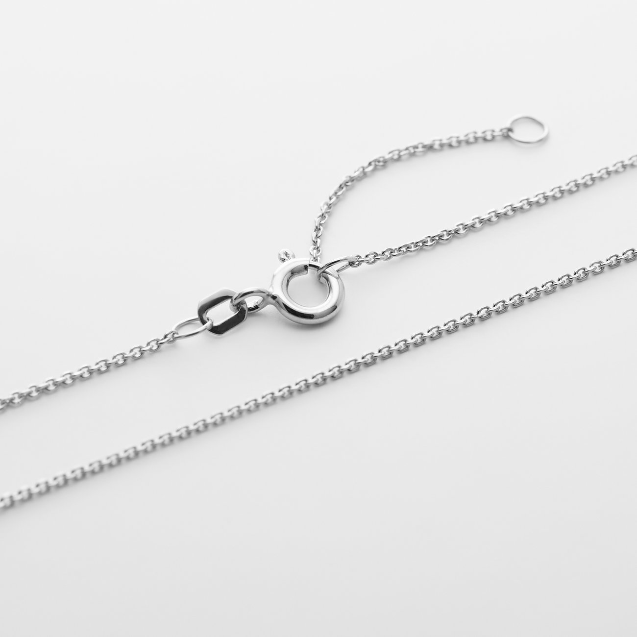 Nahaufnahme des Verschlusses einer CHRIST Halskette aus 585 Weißgold. Federringverschluss und Verlängerungskettchen.