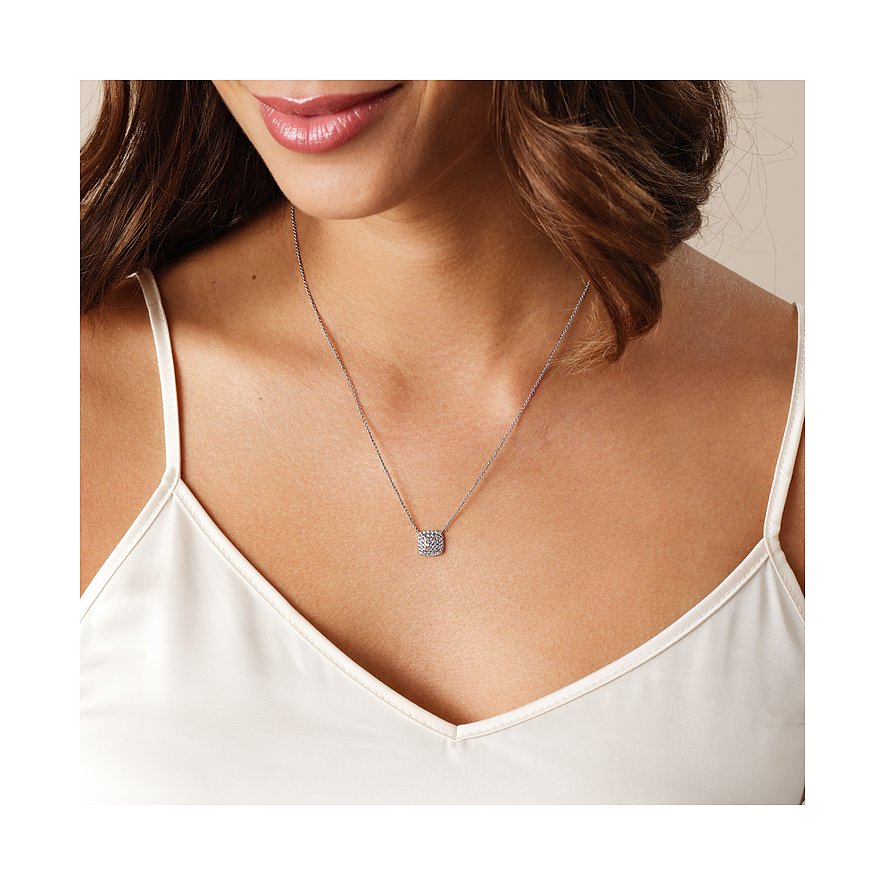 Eine Frau trägt eine CHRIST Halskette aus 585 Weißgold mit einem dezenten, mit Diamanten besetzten Anhänger.