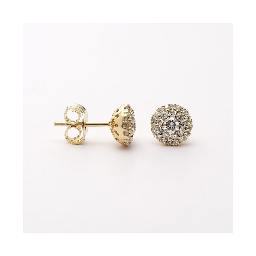 Puces d'oreilles CHRIST en or jaune avec diamants en forme de fleur, une en gros plan, l'autre de côté.