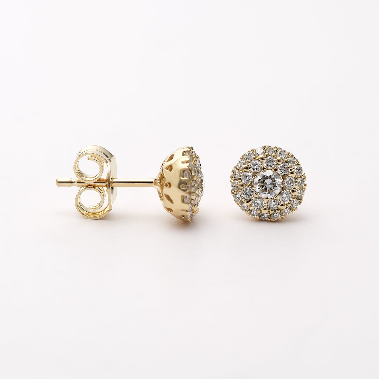 Puces d'oreilles CHRIST en or jaune avec diamants en forme de fleur, une en gros plan, l'autre de côté.