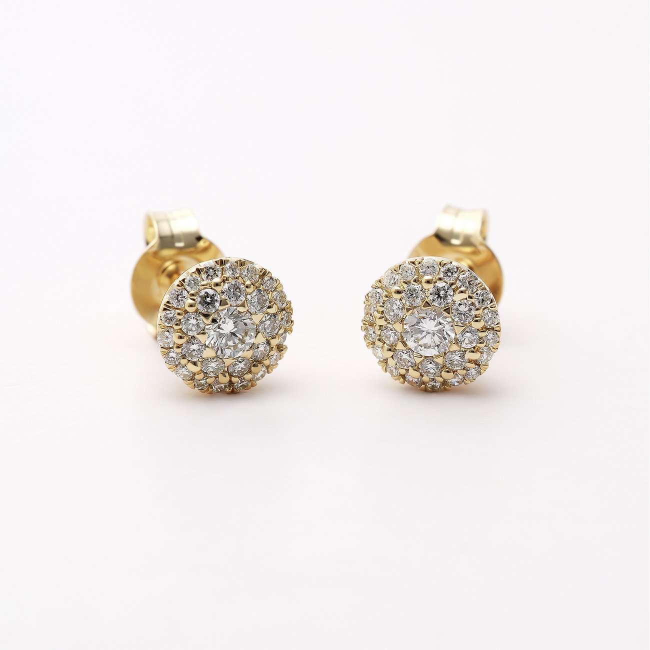 Puces d'oreilles CHRIST en or jaune 585 avec diamants ronds étincelants, prises de face.