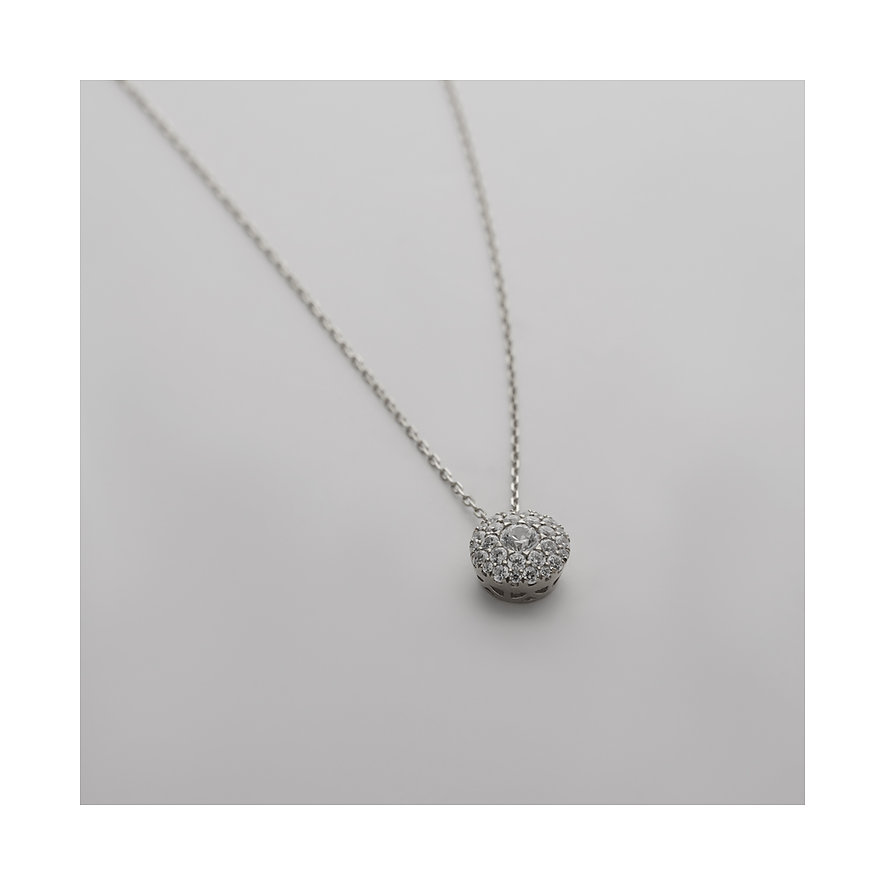 CHRIST Halskette aus 585er Weißgold mit einem runden Anhänger, der mit funkelnden Diamanten besetzt ist.