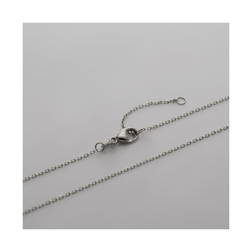 Detailansicht des Verschlusses einer CHRIST Halsschmuckkette aus 585er Weißgold, der auf einem hellen Hintergrund liegt.