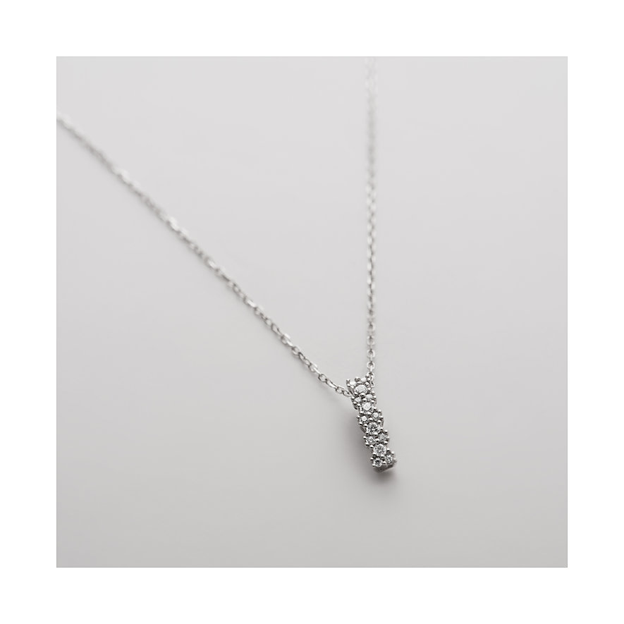 CHRIST Halsschmuck aus 585er Weißgold mit einem vertikalen Anhänger, besetzt mit mehreren Diamanten.