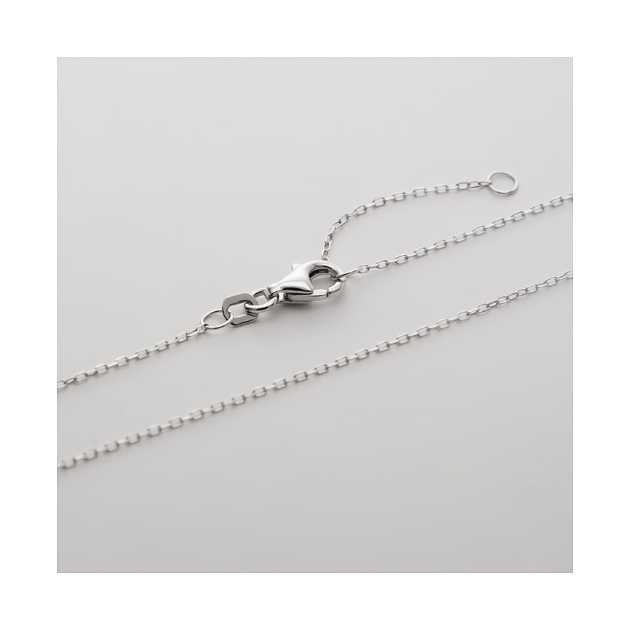 Nahaufnahme des Verschlusses einer CHRIST Weißgoldkette mit Karabinerhaken und Verlängerungskettchen.