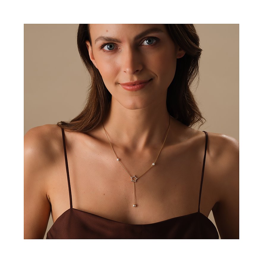 Eine Frau trägt eine CHRIST Halskette aus recyceltem Silber mit Zirkoniasteinen und Sternenmotiv.