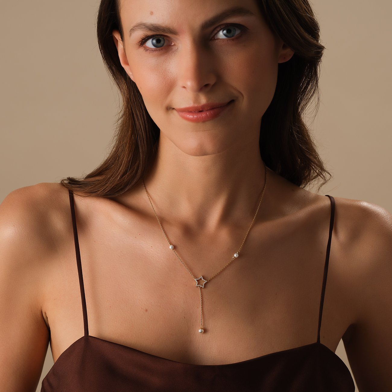 Eine Frau trägt eine CHRIST Halskette aus recyceltem Silber mit Zirkoniasteinen und Sternenmotiv.