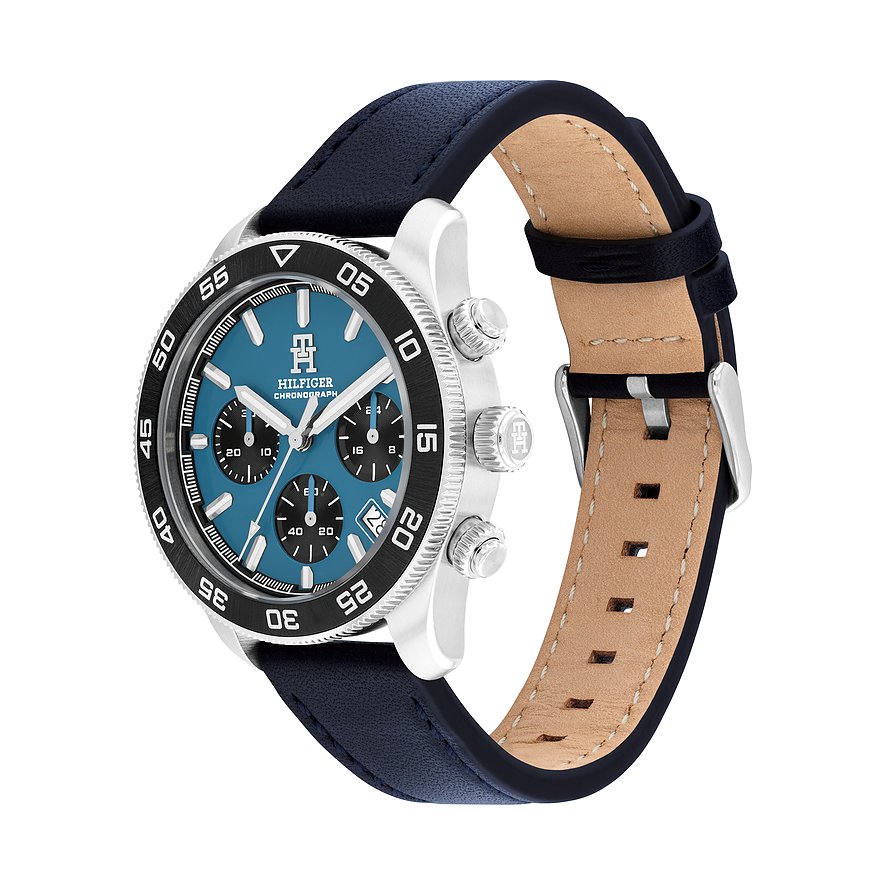 Tommy Hilfiger Herrenuhr aus blauem Edelstahl von schräg oben, mit braunem Lederarmband und silberfarbener Schließe.
