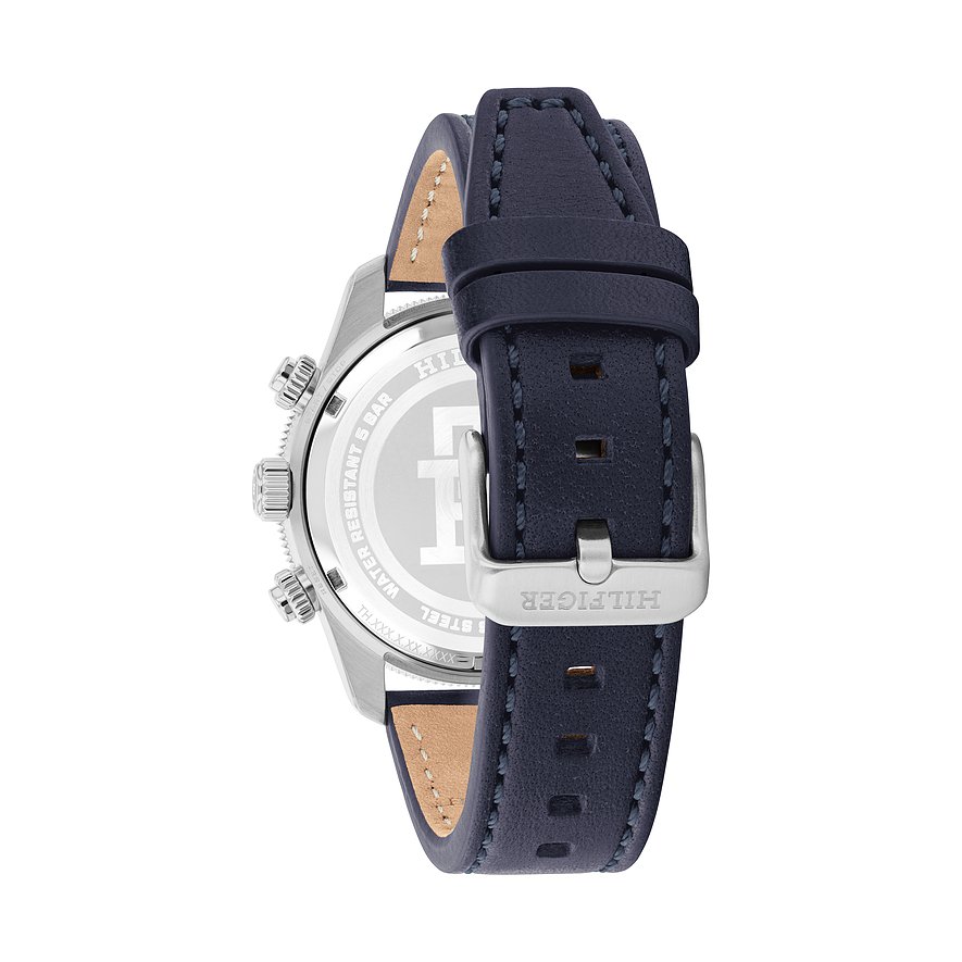 Rückseite einer Tommy Hilfiger Herrenuhr aus blauem Leder und Edelstahl, die Schließe detailreich sichtbar.