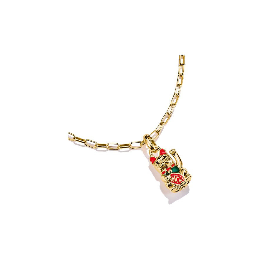 Thomas Sabo Anhänger Lucky Cat aus recyceltem Silber, teilweise rot und grün emailliert, an goldener Kette.