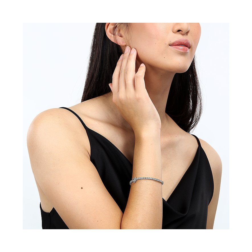 Gros plan d'un bracelet Morellato en argent recyclé avec zircone, porté au poignet d'un mannequin.