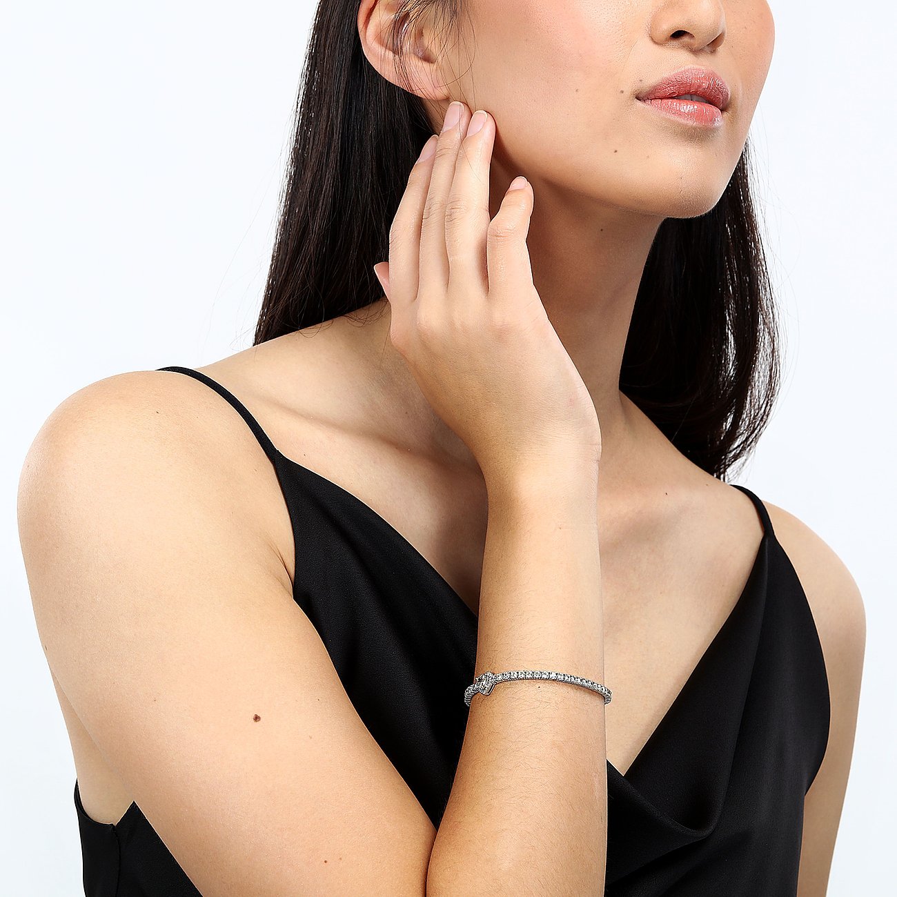 Gros plan d'un bracelet Morellato en argent recyclé avec zircone, porté au poignet d'un mannequin.