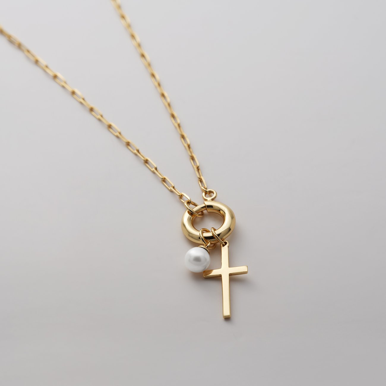 CHRIST Ketting van goudkleurig, gerecycled zilver met ronde hanger, kruis en witte parel.