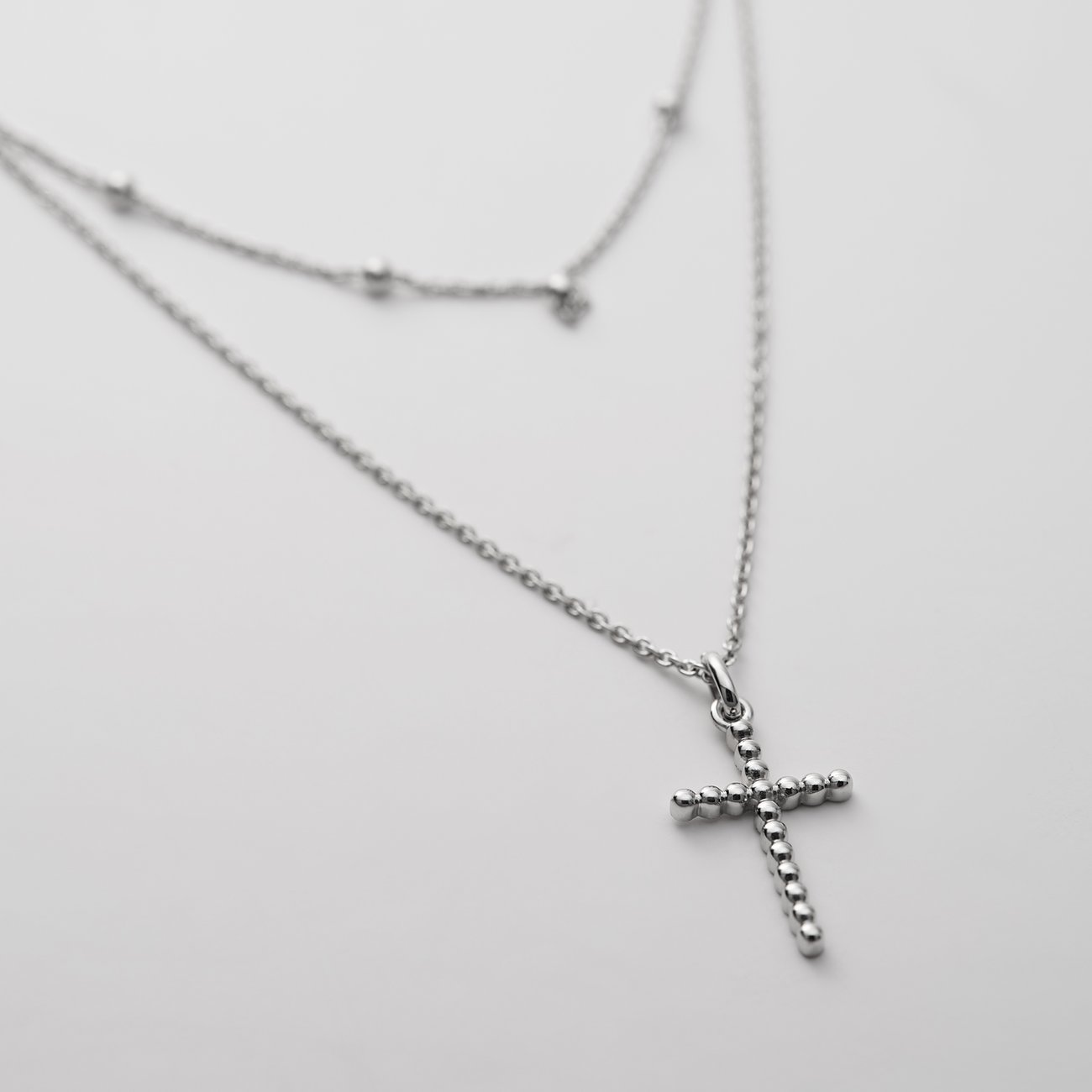 CHRIST Halskette aus recyceltem 925er Silber mit Kreuzanhänger, der aus kleinen Kügelchen geformt ist.