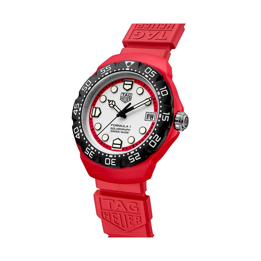 Nahaufnahme einer TAG Heuer Unisexuhr aus Edelstahl mit leuchtend rotem Silikonarmband und weißem Zifferblatt.