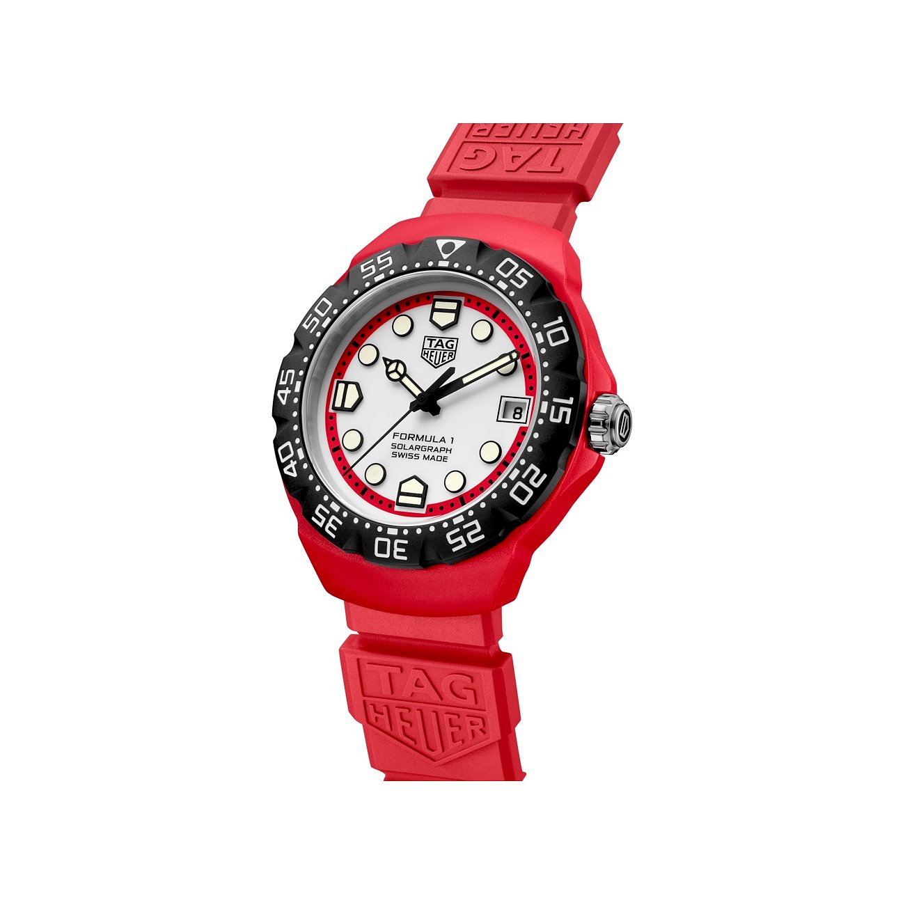 Nahaufnahme einer TAG Heuer Unisexuhr aus Edelstahl mit leuchtend rotem Silikonarmband und weißem Zifferblatt.