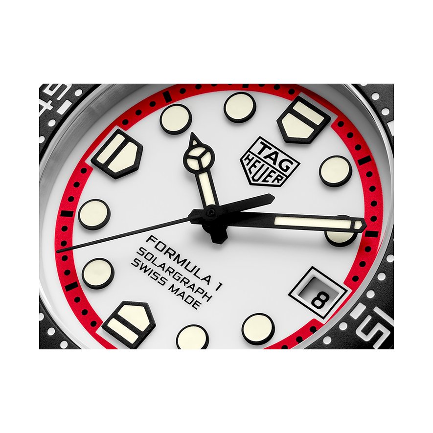Nahaufnahme des Zifferblatts einer TAG Heuer Unisexuhr aus Edelstahl mit leuchtend weißer Oberfläche und roten Akzenten.