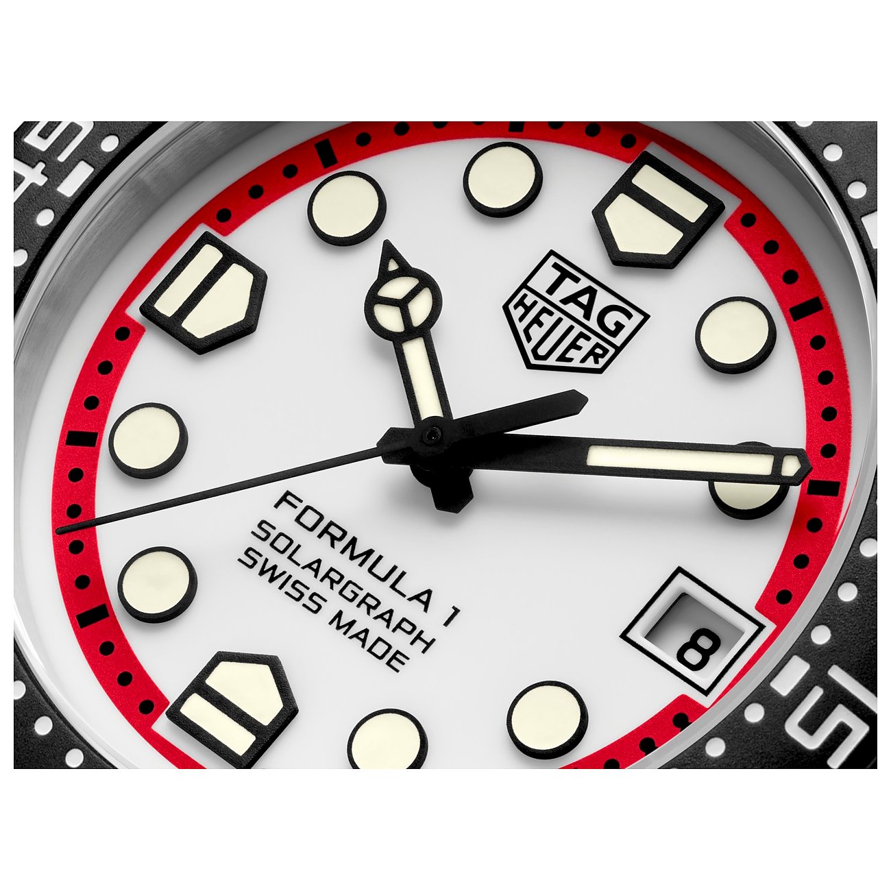 Nahaufnahme des Zifferblatts einer TAG Heuer Unisexuhr aus Edelstahl mit leuchtend weißer Oberfläche und roten Akzenten.