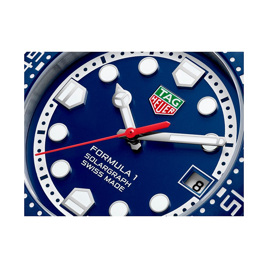 Nahaufnahme des Zifferblatts einer TAG Heuer Unisexuhr aus Edelstahl mit leuchtend blauem Zifferblatt