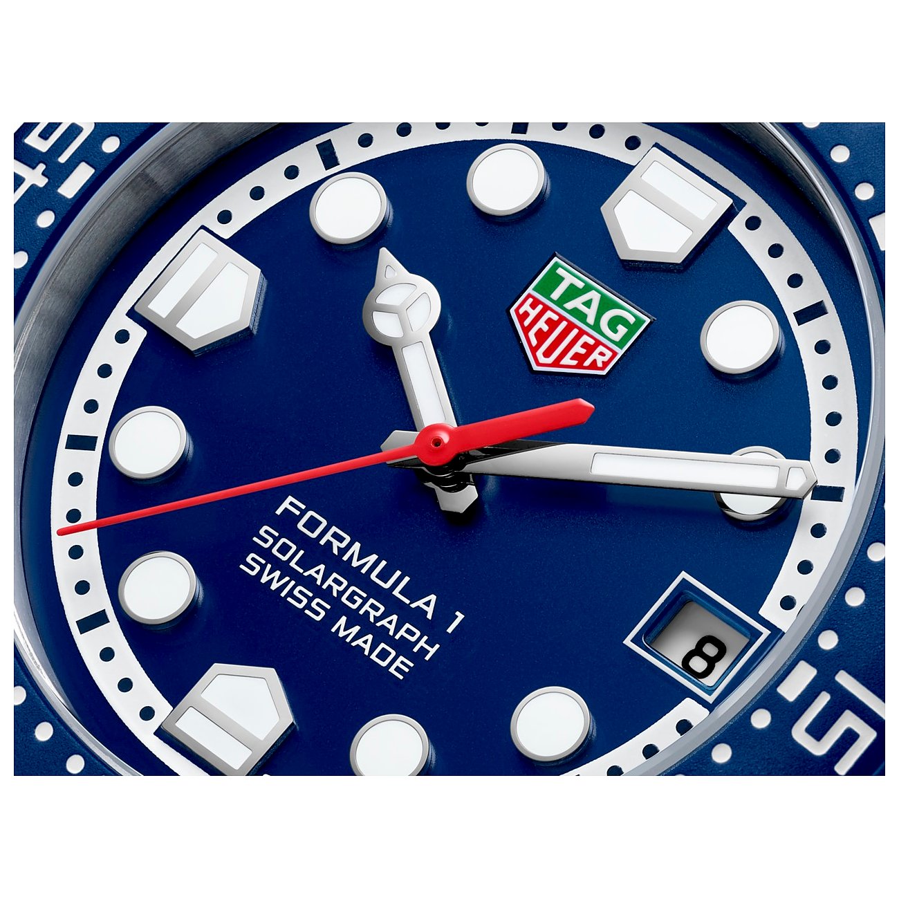 Nahaufnahme des Zifferblatts einer TAG Heuer Unisexuhr aus Edelstahl mit leuchtend blauem Zifferblatt