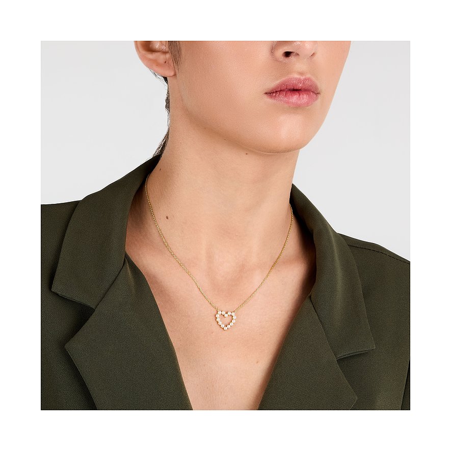Primo piano di una donna che indossa una collana La Petite Story color argento con ciondolo a cuore.