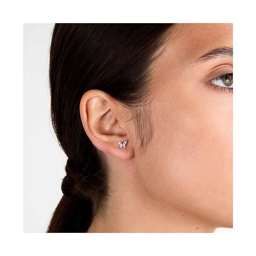 La Petite Story Ohrstecker aus rhodiniertem 925er Silber, Schmetterlingsform, funkelnde Zirkonia-Farbsteine, am Ohr getragen.