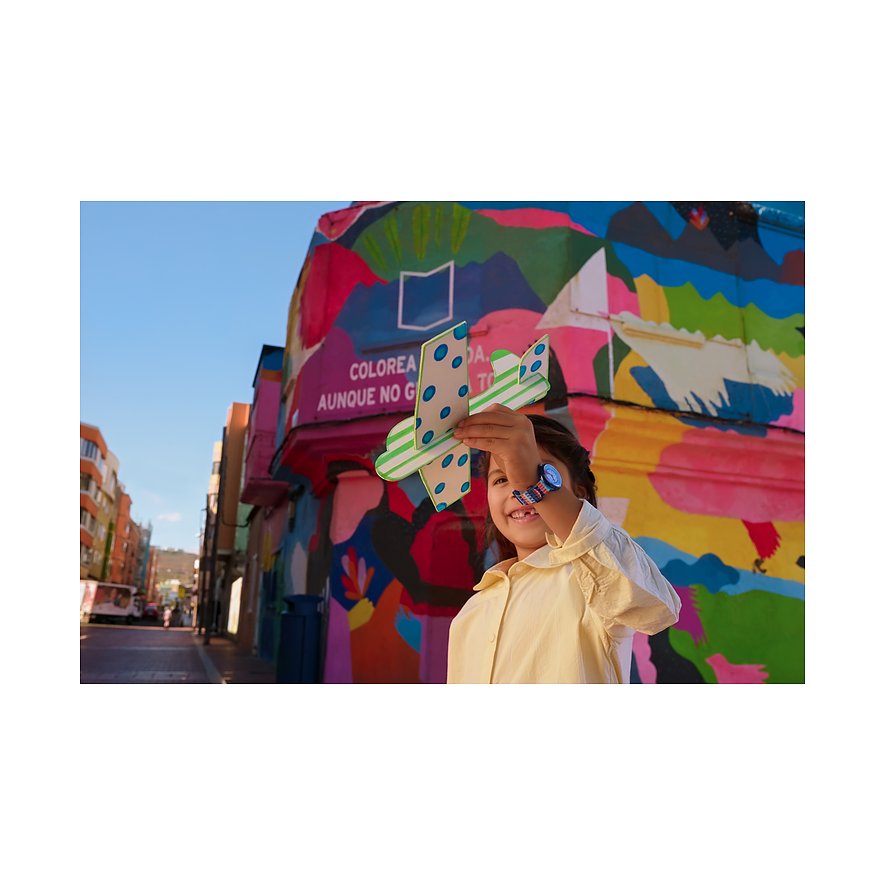 Flik Flak Kinderuhr mit blauem Zifferblatt und buntem Armband.