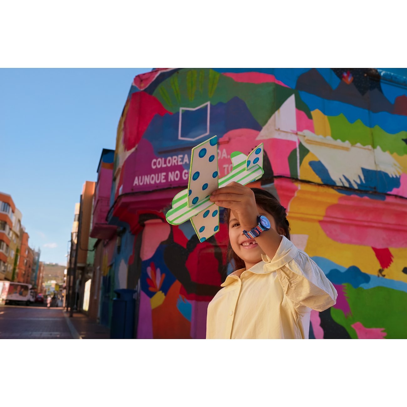 Flik Flak Kinderuhr mit blauem Zifferblatt und buntem Armband.