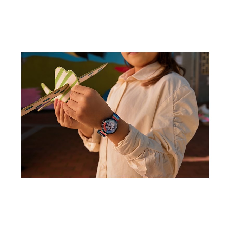 Flik Flak Kinderuhr mit Kunststoffgehäuse, bunt gestreiftem Armband und analoger Anzeige.