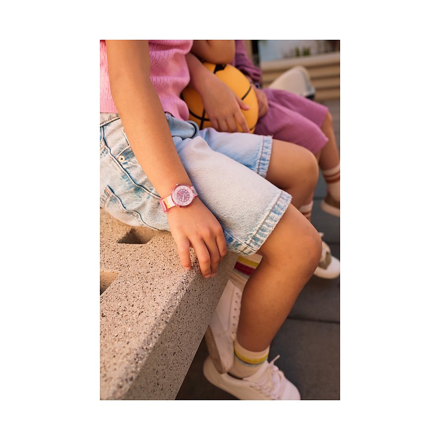 Flik Flak Kinderuhr mit Kunststoffgehäuse, analoger Anzeige und buntem Armband.