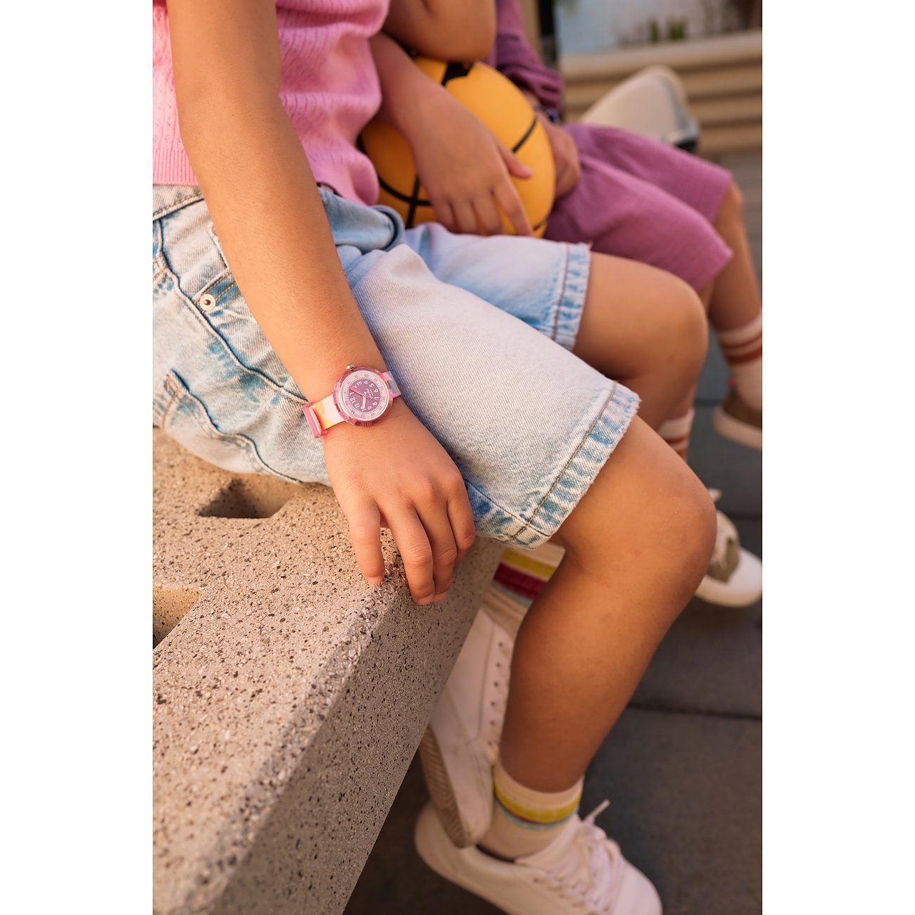 Flik Flak Kinderuhr mit Kunststoffgehäuse, analoger Anzeige und buntem Armband.