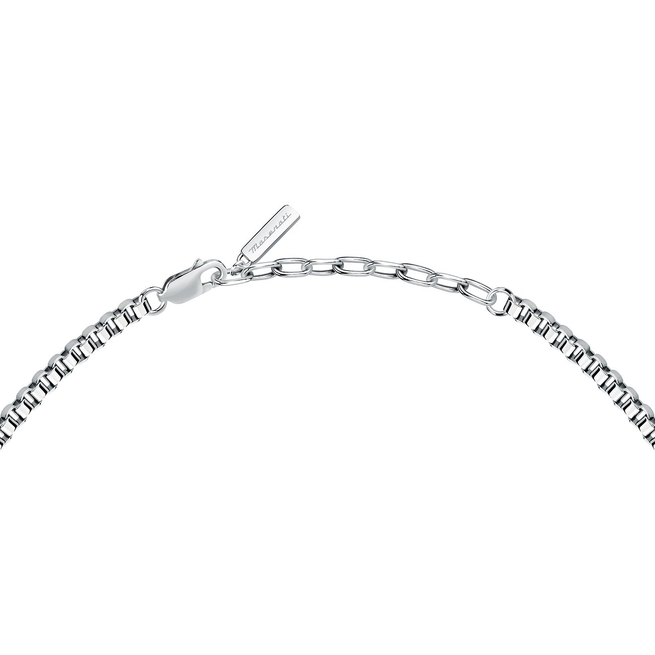 Närbild av Maserati halsband i rostfritt stål med hummerlås och märkeshänge.
